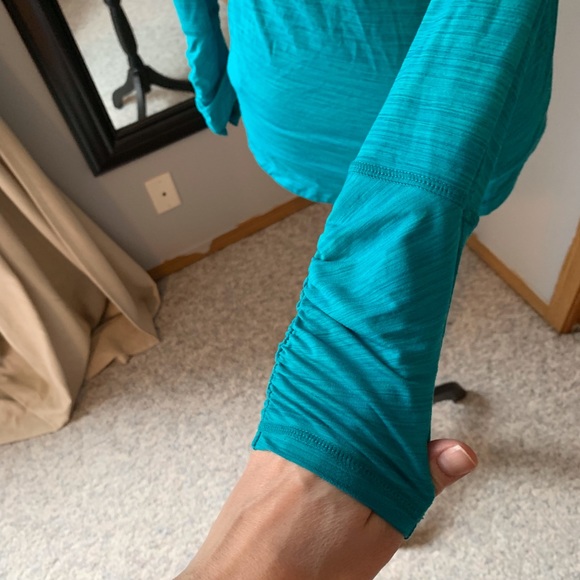 Costco activewear long sleeve with thumb holes - Picture 5 of 6